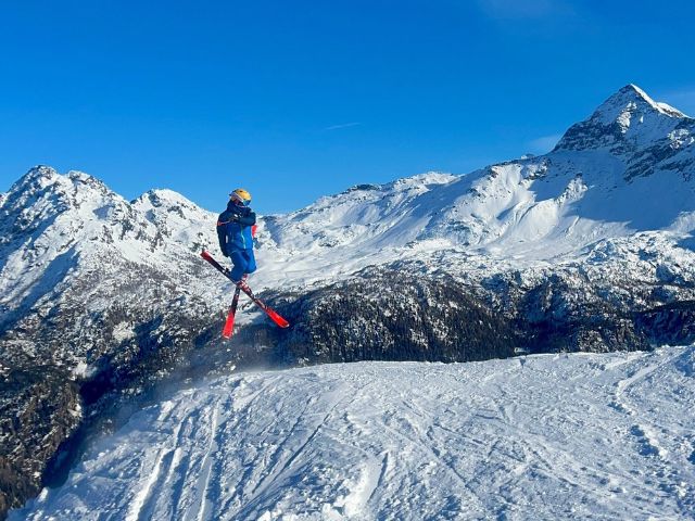 Giovanni Rossi pratiquant le ski-alpinisme sur une montagne enneigée