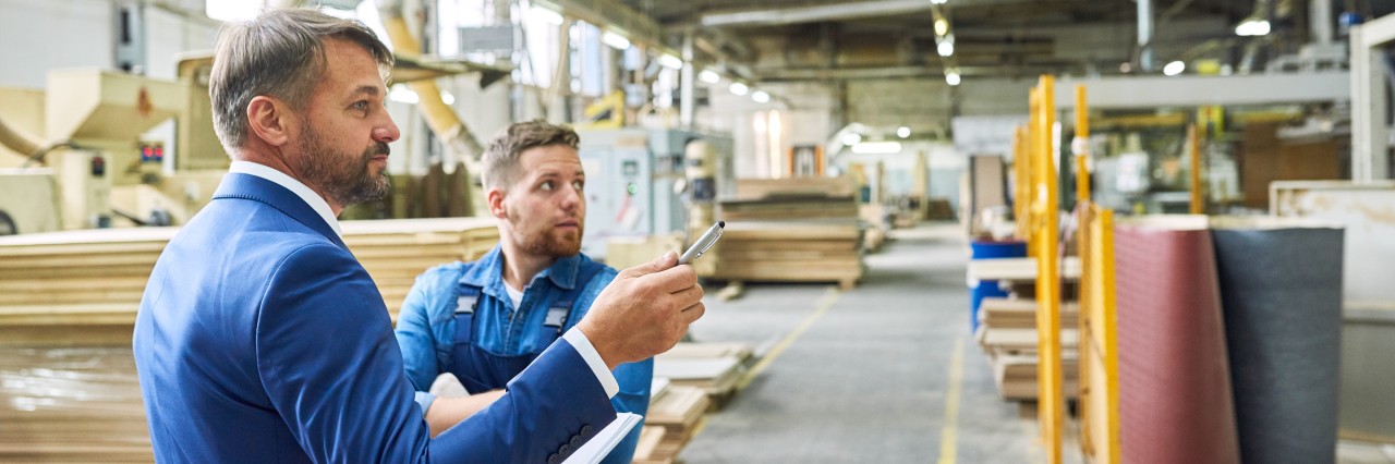 一个男人在打电话