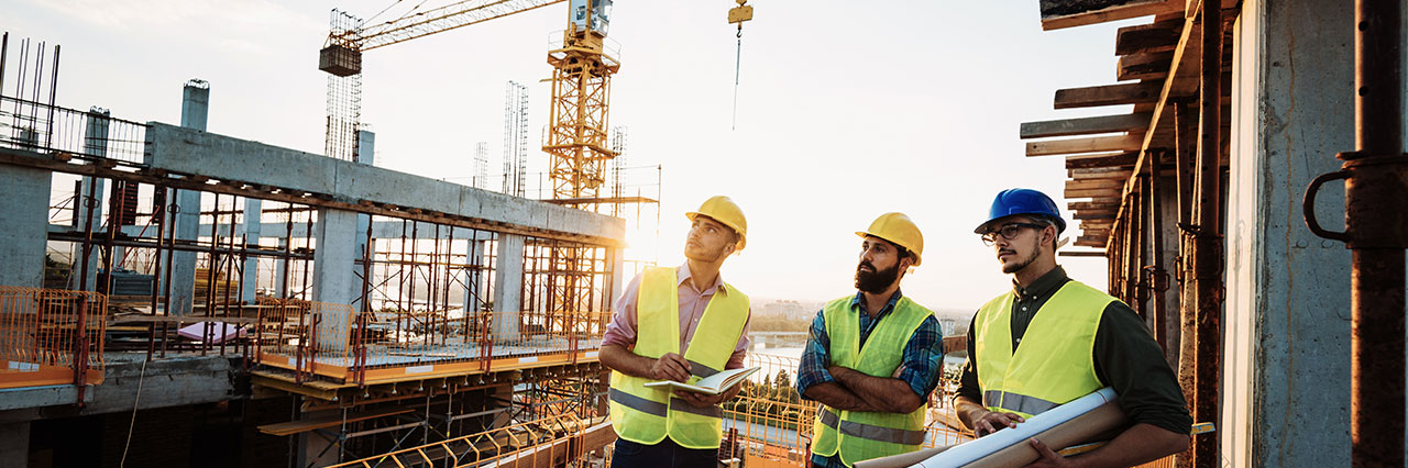 Bau-Experten besichtigen den aktuellen Fortschritt des Bauprojekts auf der Baustelle