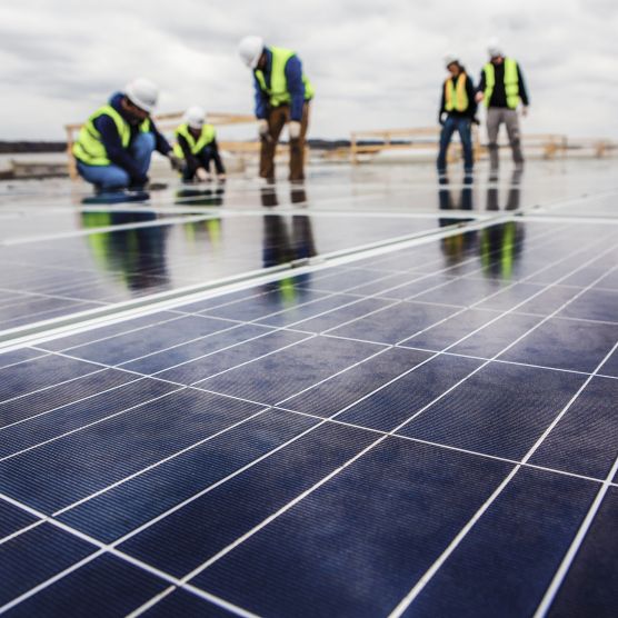solaranlage mit arbeitern