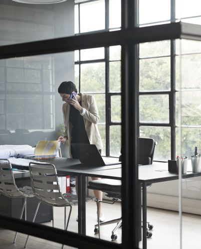 frau in einem büro am telefon
