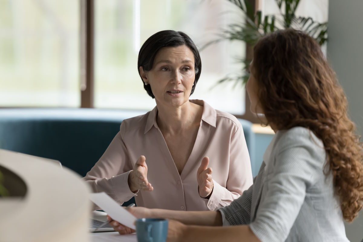 2 femmes au travail dans un bureau en train de parler sérieusement