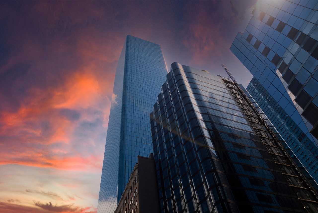 Gratte-ciel dans le soleil couchant