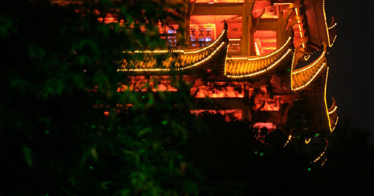 bâtiment illuminé dans la nuit