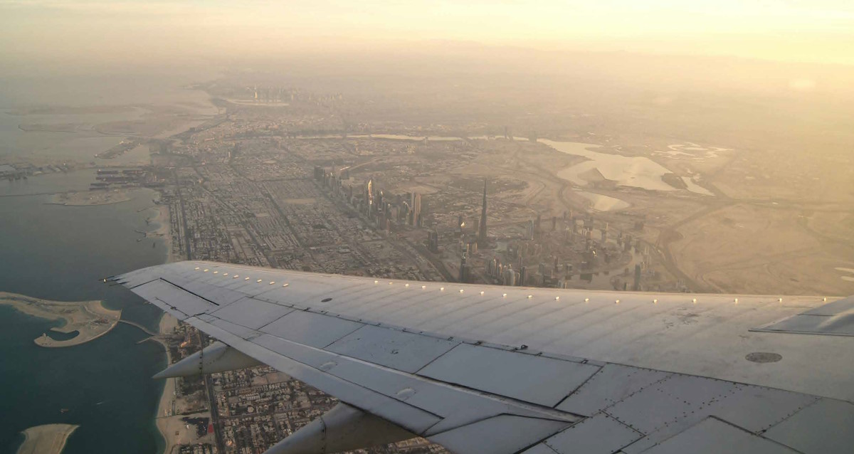 Paysage avec une rivière bordée de forêt