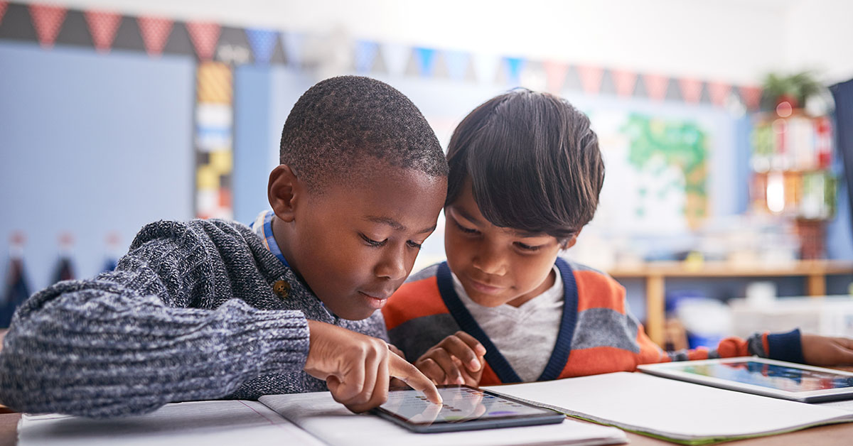 Deux enfants regardent une tablette
