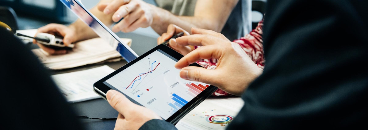 Deux personnes regardent une tablette