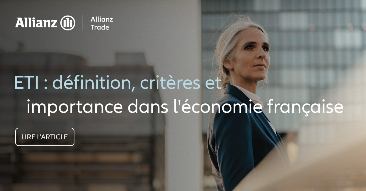 Une femme en extérieur devant deux bâtiments