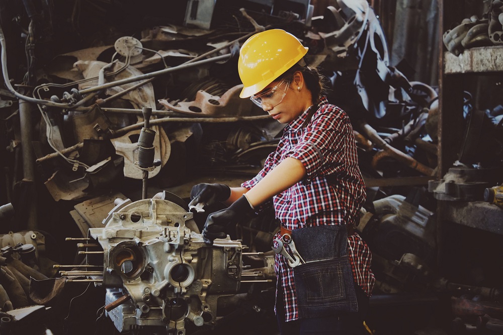 femme travaillant sur un moteur