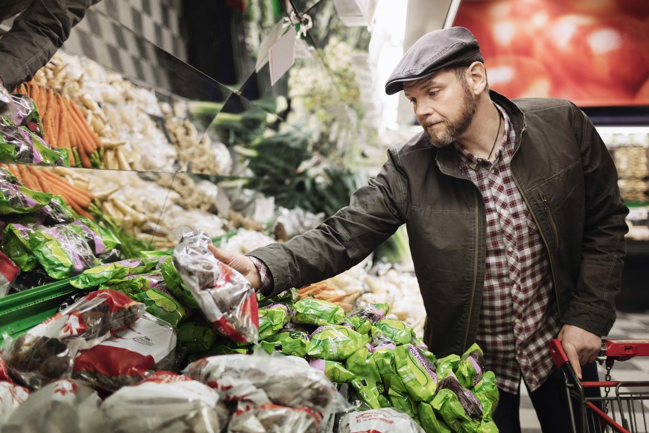 man-fruits-in-supermarket